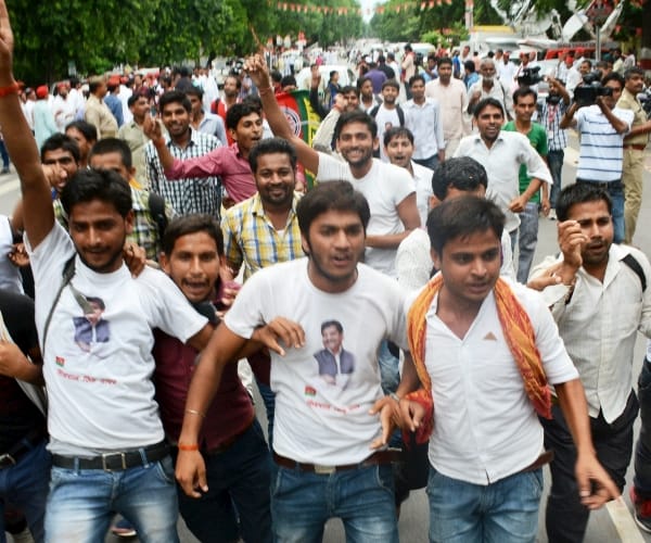 Clash between shivpal and akhilesh supporters in Lucknow.