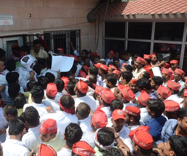 Clash between shivpal and akhilesh supporters in Lucknow.