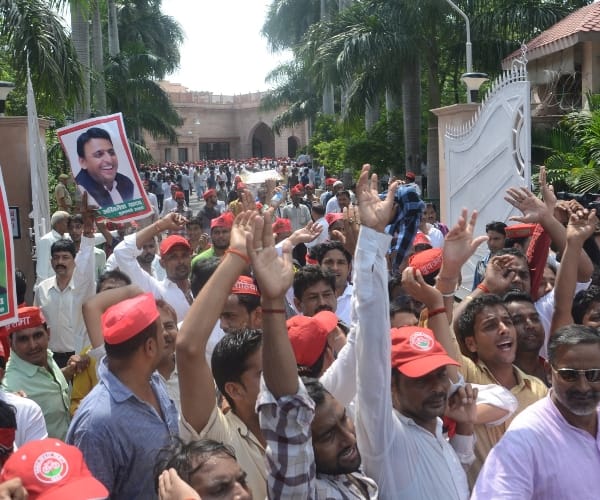 Clash between shivpal and akhilesh supporters in Lucknow.