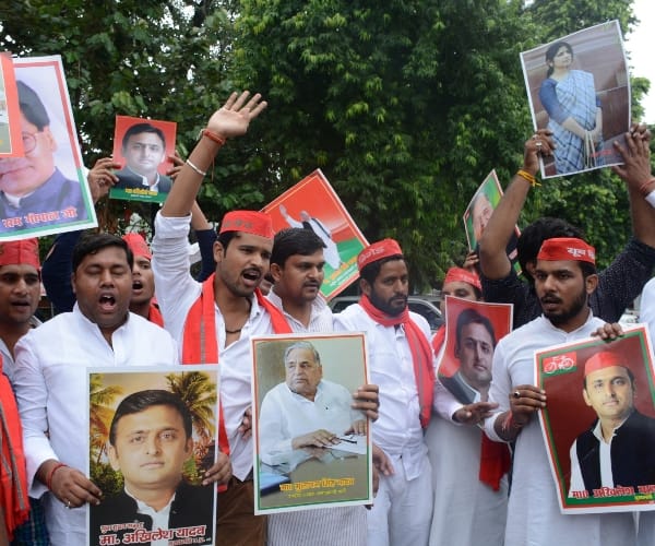 Clash between shivpal and akhilesh supporters in Lucknow.