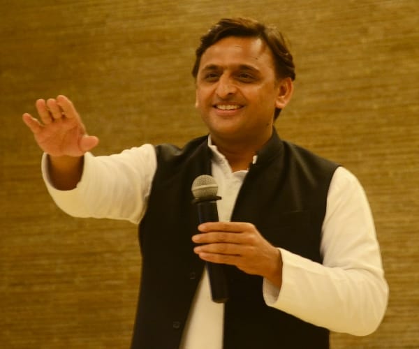 conflicts increase between akhilesh yadav and shivpal yadav.