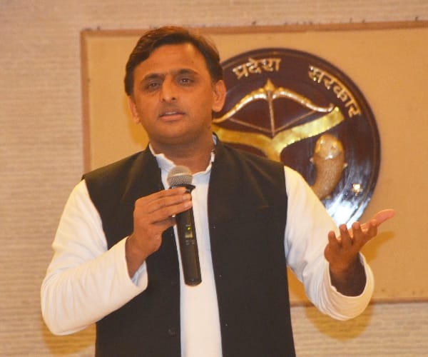 conflicts increase between akhilesh yadav and shivpal yadav.