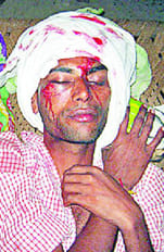 The two sides threw stones at