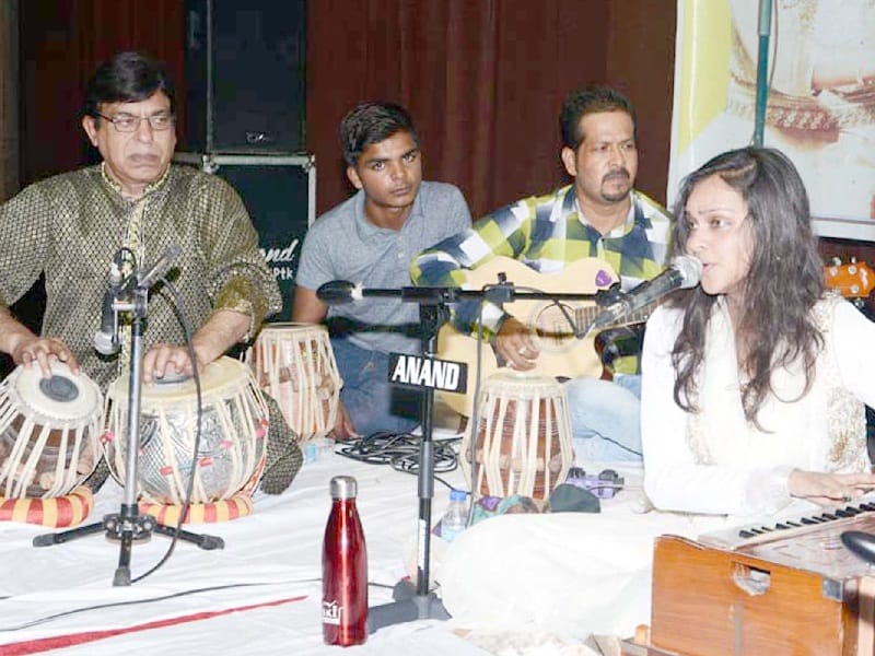 artist performance well, artist performance in gazal night,  gazal night at pathankot, amritsar