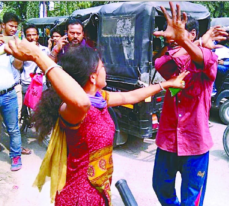 husband publicly beaten by the woman 