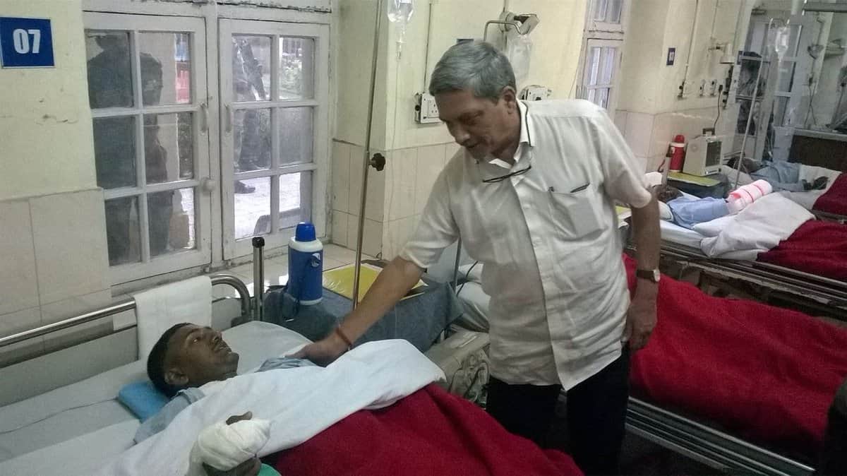 MANOHAR PARRIKER VISITS SOLDIERS IN HOSPITAL 
