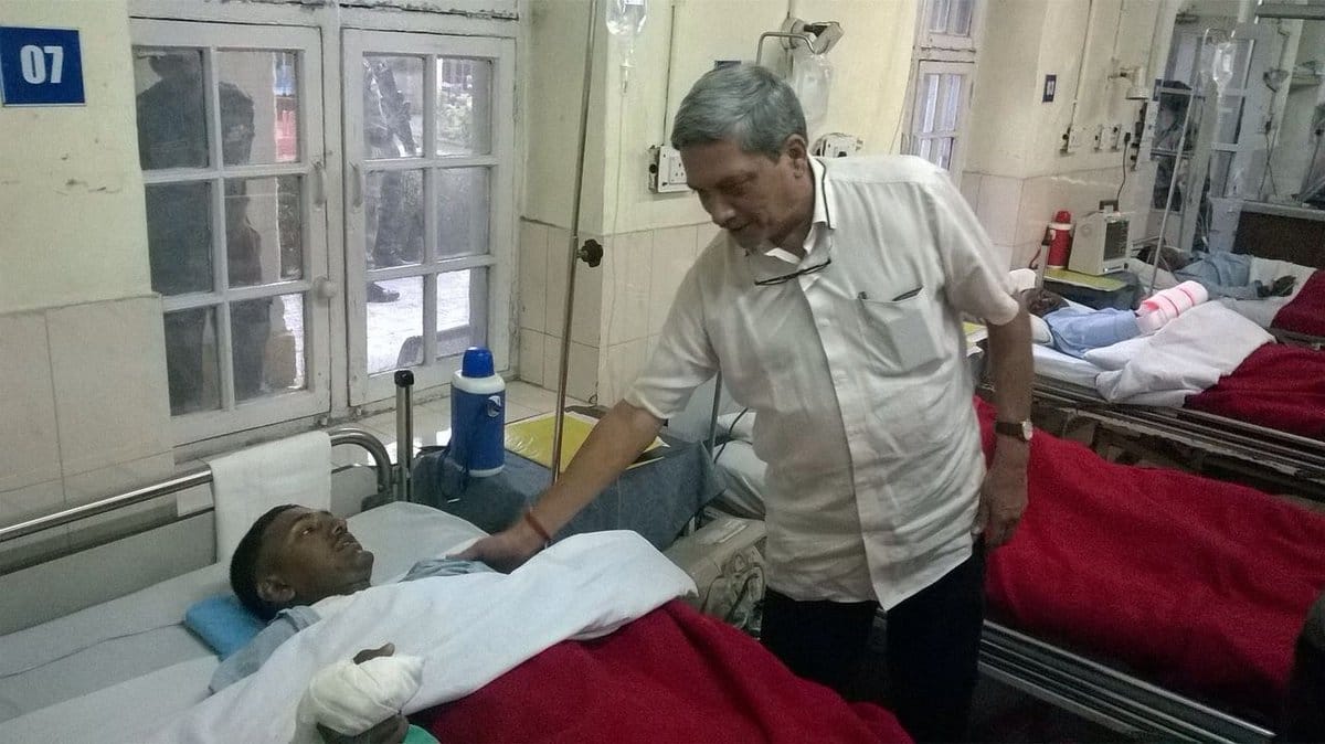 MANOHAR PARRIKER VISITS SOLDIERS IN HOSPITAL 