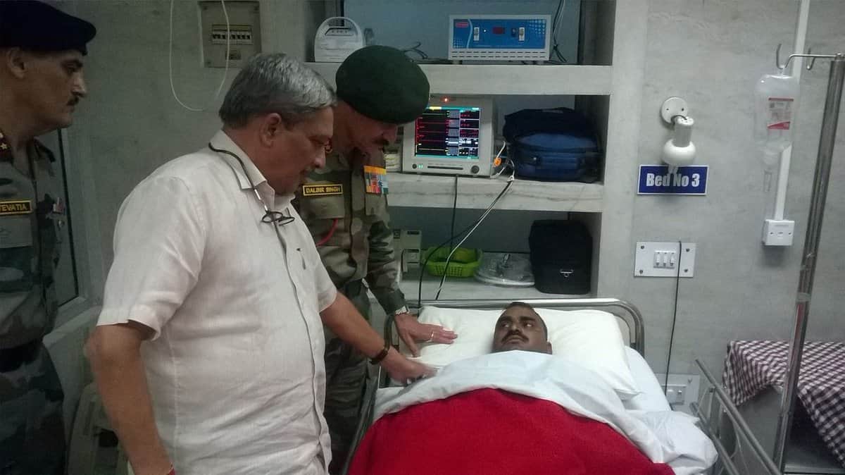 MANOHAR PARRIKER VISITS SOLDIERS IN HOSPITAL 