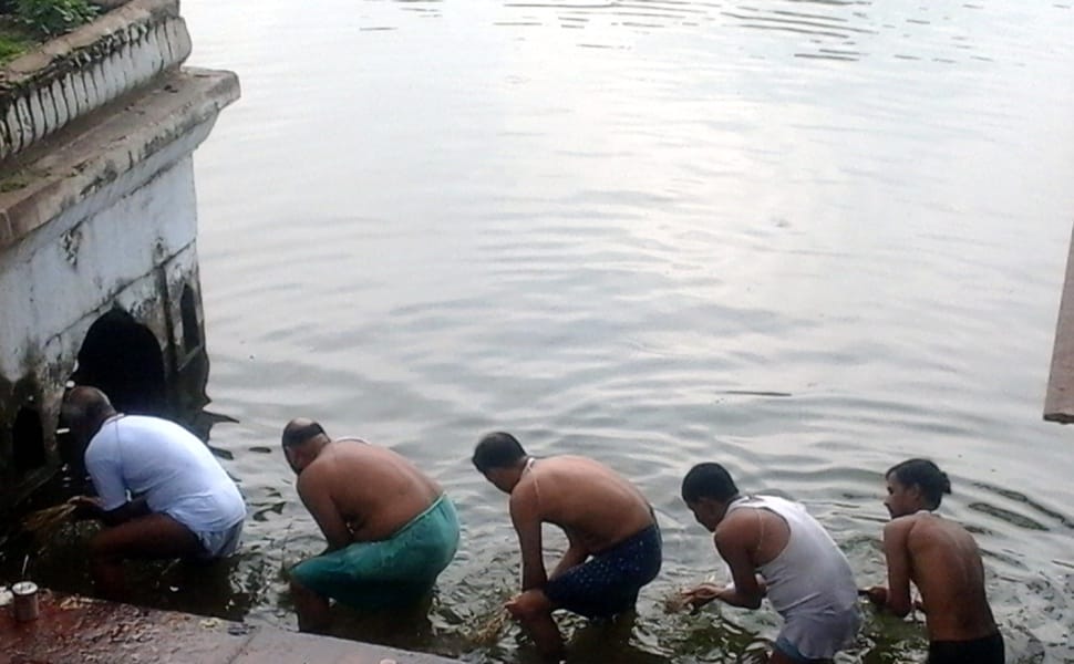 tarpan ko ganga ghaat par umadee bheed