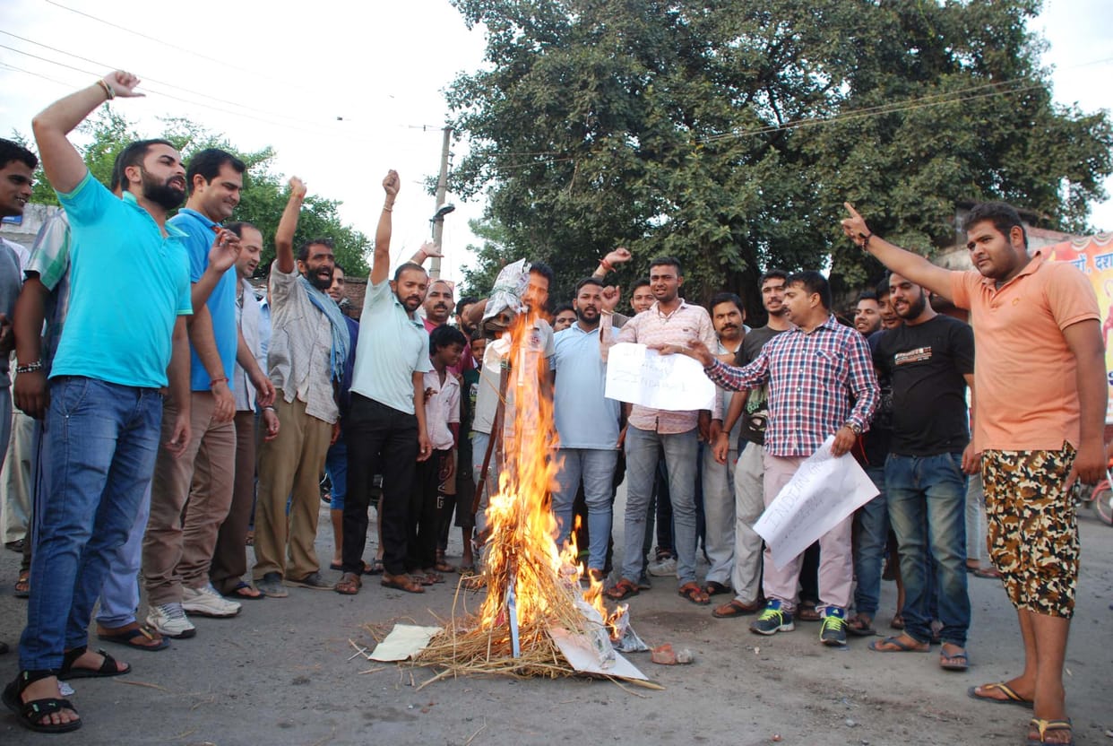 shiv sena workers protest outside Pak High Commission