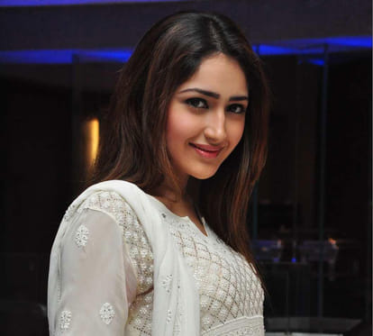 Shivaay Actress Sayesha Saigal Sizzling Hot Dance Video