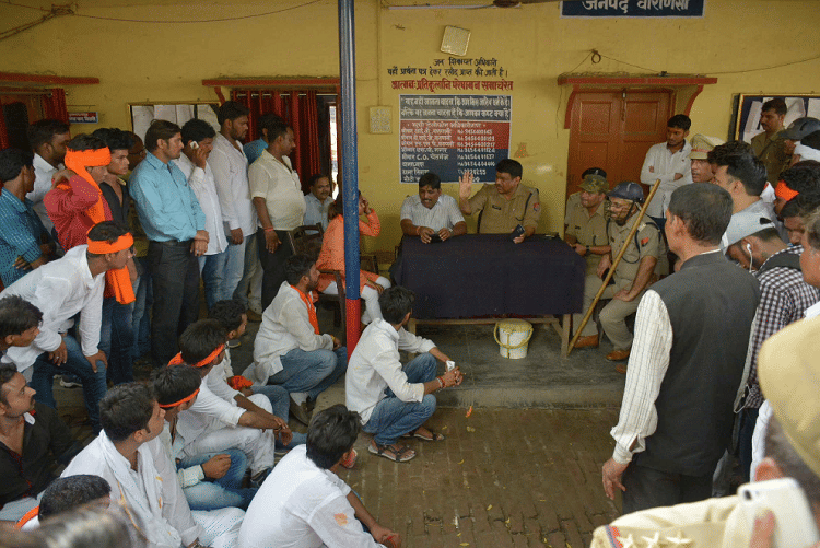 student groups beatings, stone throwing in kashi vidyapeeth university