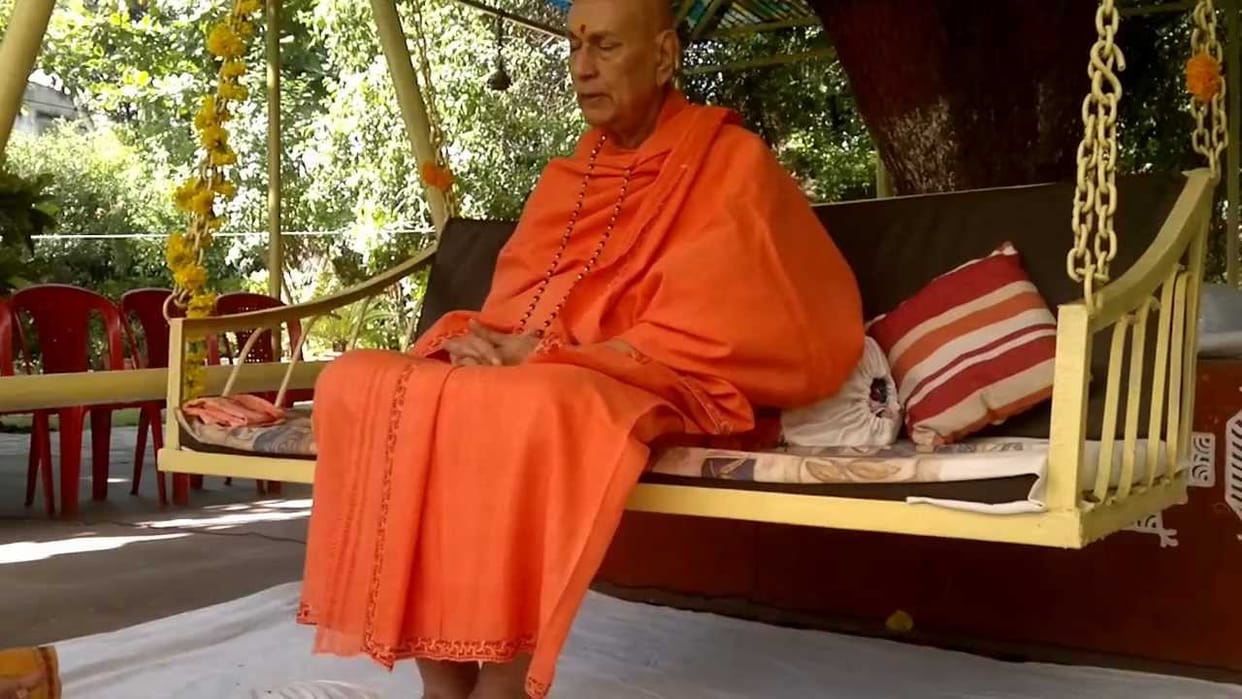 know biography of swami satyamitranand giri maharaj