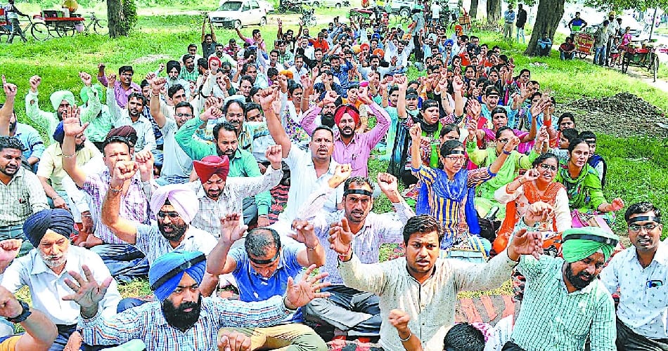ODL Teachers Protest at Mohali phase 7 main lights