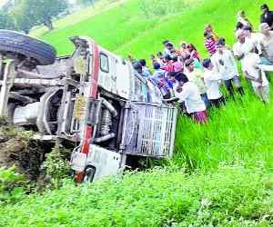 Ballast-loded truck overturned, injuring two workers