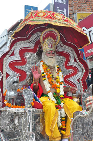 Immersed in the worship of Lord Vishwakarma devotees