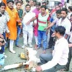 अयोध्या में सोमवार को हनुमानगढ़ी चौराहे पर आतंकी हमले के विरोध में आंतकवाद का पुतला फूंकते व्यापारी