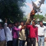 उसका में पुतला फूंकते एबीवीपी के कार्यकर्ता।