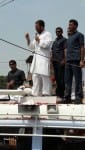 उरई में सड़क यात्रा के दौरान लोगों के बीच बोलते राहुल गांधी