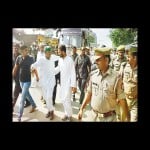 चिकासी गांव के प्रधान के साथ राहुल गांधी। 