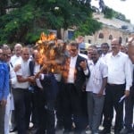पुलिस कार्यालय के सामने सड़क पर शरीफ का पुतला फूंकते अधिवक्ता।