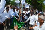 श्रीनगर के उरी में सेना पर हमले के विरोध में दीवानी कचहरी गेट पर पाकिस्तान का झंडा और पाकिस्तान के प्रधानमंत्री का पुतला फूंकते अधिवक्ता।