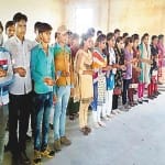 शहीदों को कैंडल जलाकर श्रद्धांजलि देते छात्र छात्राएं।