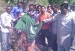पाकिस्तानी आतकियों द्वारा उरी में किए गए हमले के विरोध में नारायणबगड़ में पाकिस्तान का झंडा जलाते लोग।