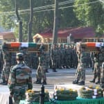 शहीद के शव ले जाते जवान