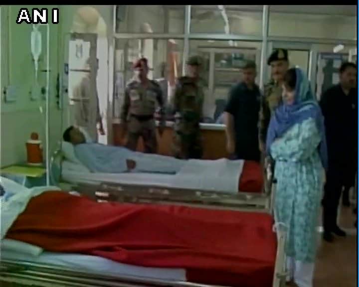 cm mahbooba mufti visits hospital in srinagar to meet soldiers 