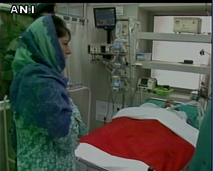 cm mahbooba mufti visits hospital in srinagar to meet soldiers 