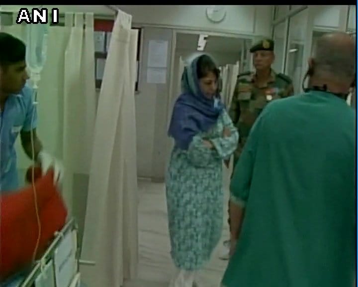 cm mahbooba mufti visits hospital in srinagar to meet soldiers 