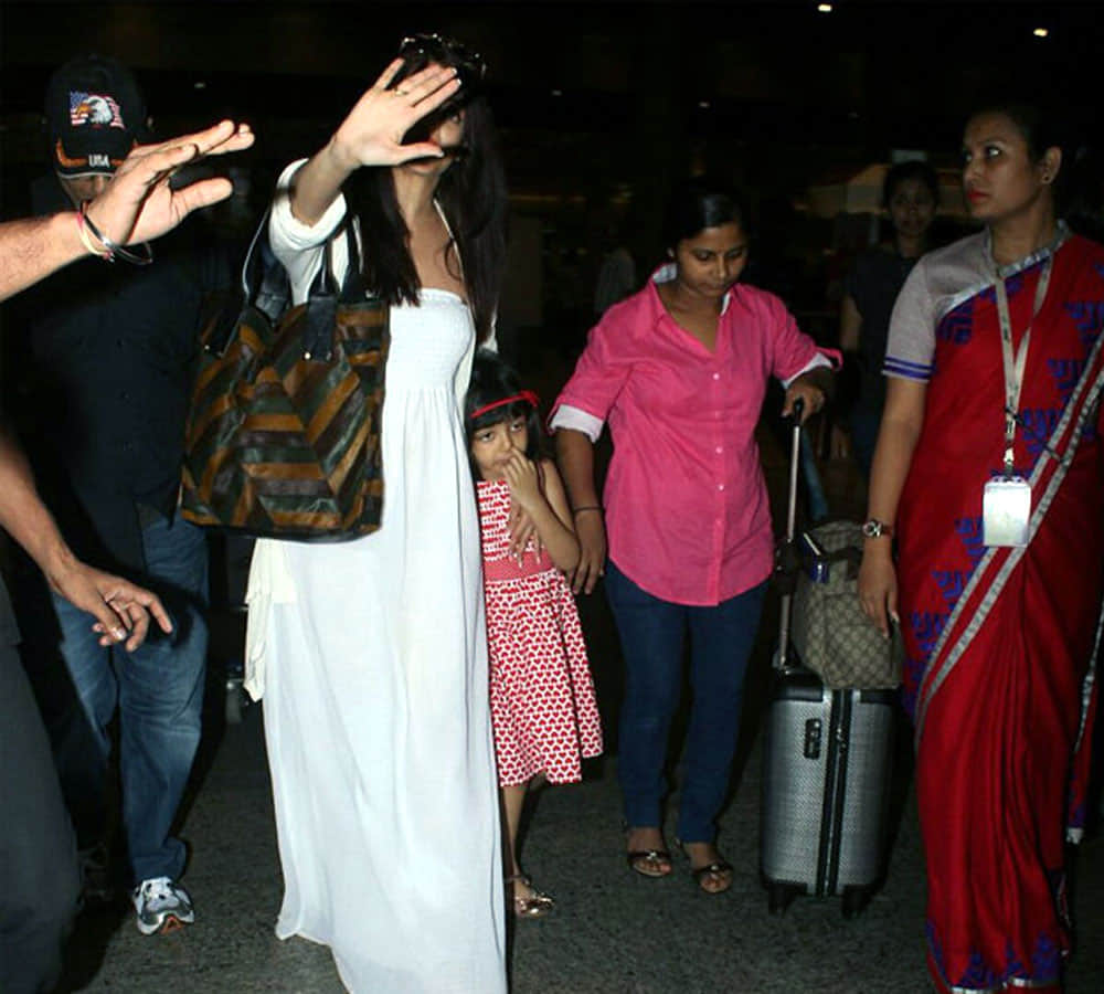 Aaradhya Bachchan Looks So SCARED when Aishwarya Rai returns from Dubai 