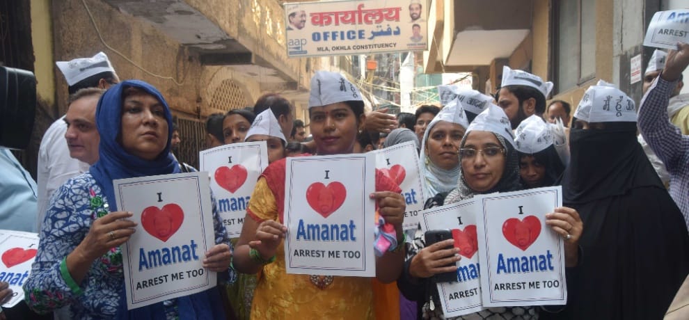  AAP mla reached to police station for surrender, police didn't arrest