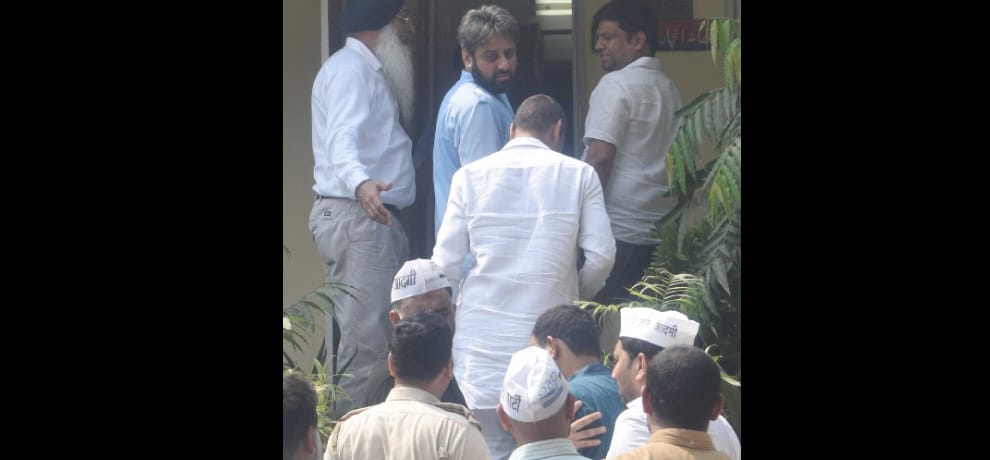  AAP mla reached to police station for surrender, police didn't arrest