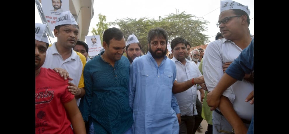  AAP mla reached to police station for surrender, police didn't arrest