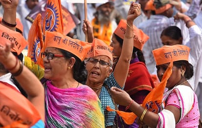 Supporters of Asaram creates ruckus in plane