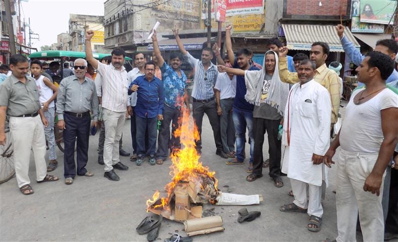 Anger at the martyrdom of soldiers, burnt effigies of Pakistan