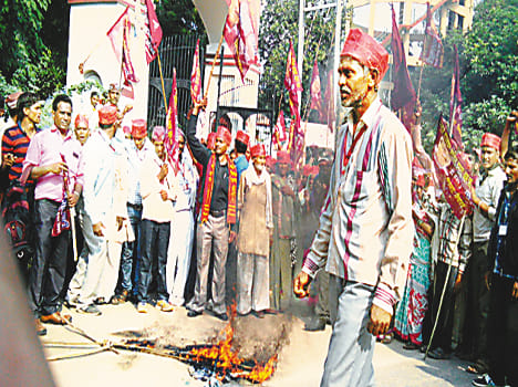 CM 's effigy burnt protesting