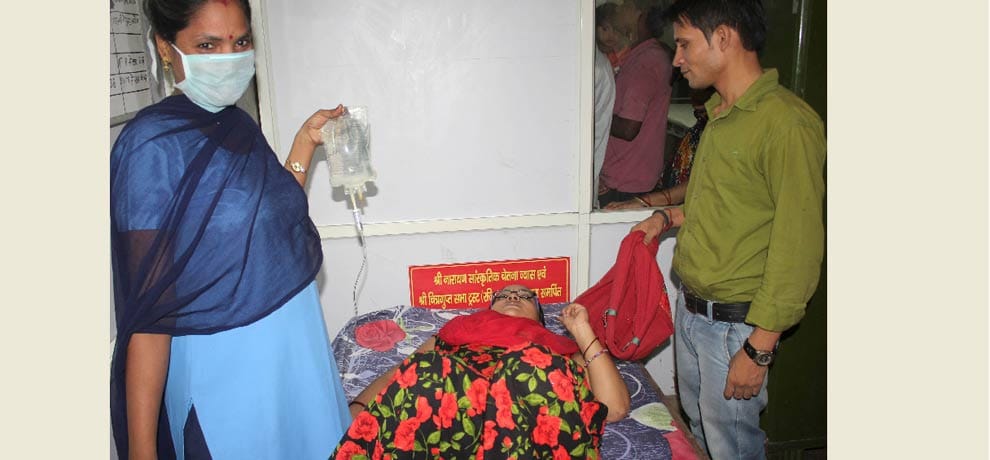 The crowd resembled the incident, drip bottle in hand, looked around the patient