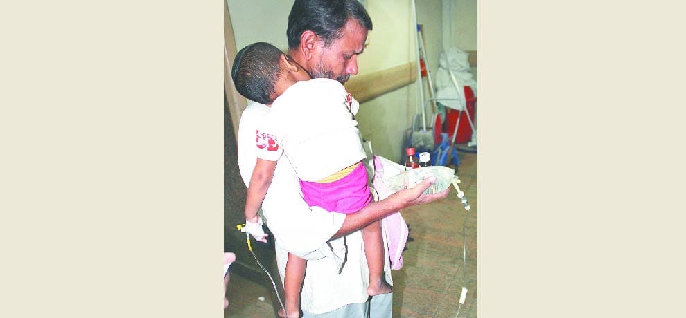 The crowd resembled the incident, drip bottle in hand, looked around the patient