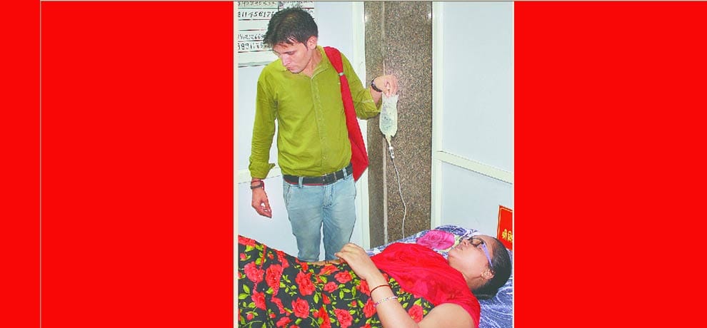 The crowd resembled the incident, drip bottle in hand, looked around the patient