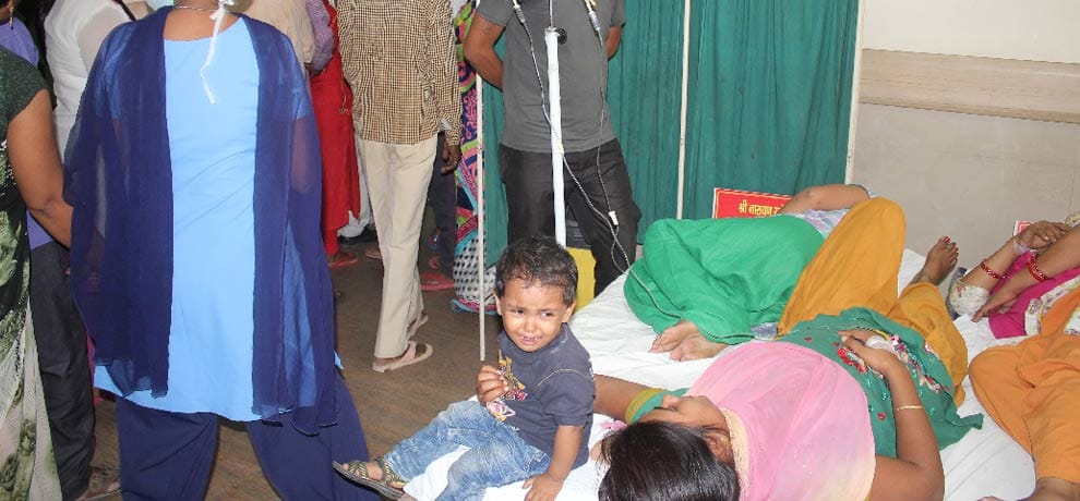 The crowd resembled the incident, drip bottle in hand, looked around the patient
