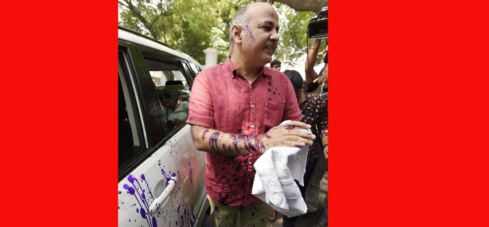 ink attack on manish sisodia outside lg office