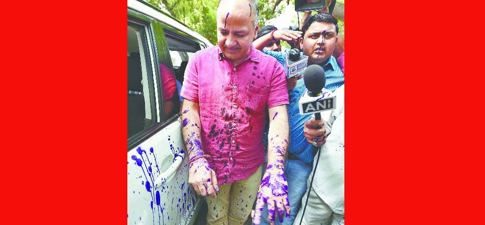ink attack on manish sisodia outside lg office