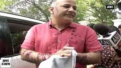 Watch: Delhi resident hurls ink at Manish Sisodia 