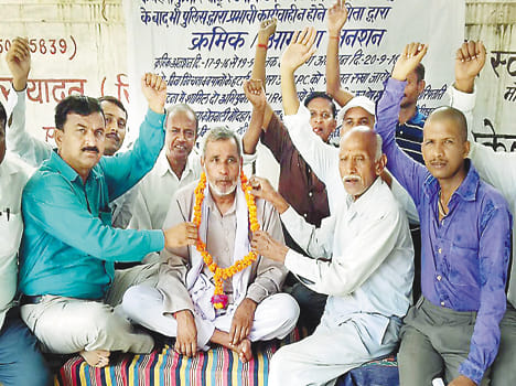 Continued the relay hunger strike for the second day in tehsil