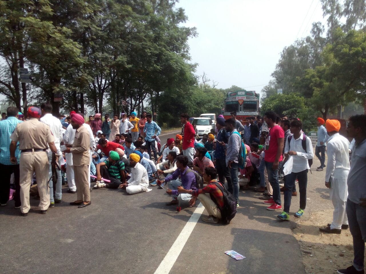 Police lathicharge on moga students
