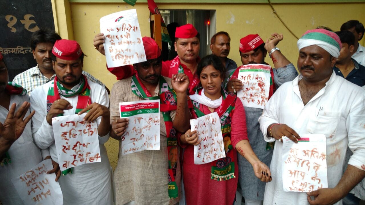 akhilesh supporters protest against mulayam desision