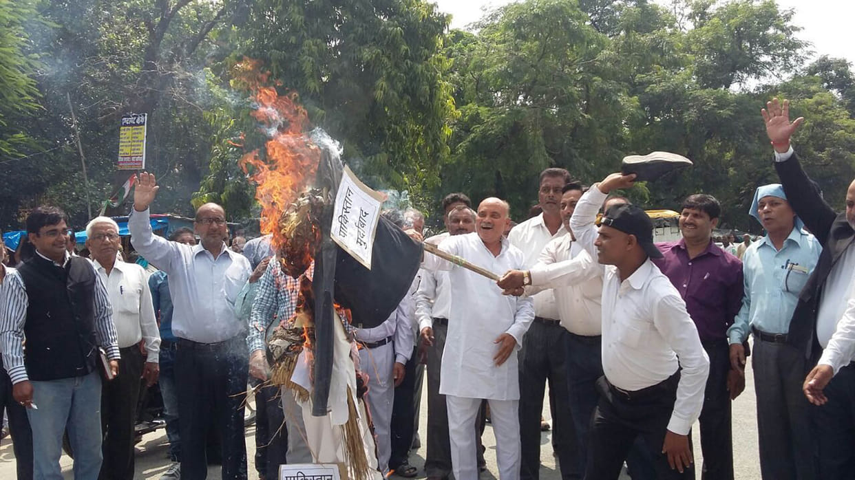 hiyuva burnt pak pm efiggy